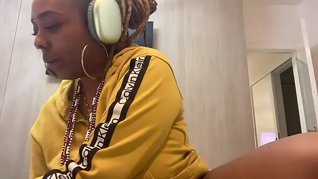 ChocolateCakeQueen online show from January 27, 11:43 pm