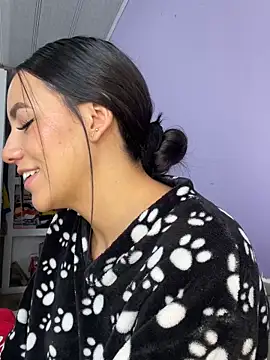 Snapshot of hannahb-e chatting on April 19, 6:10 pm hannahb-e online show from April 19, 6:10 pm