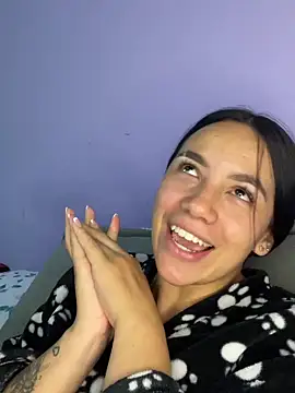 Snapshot of hannahb-e chatting on April 21, 2:51 am hannahb-e online show from April 21, 2:51 am