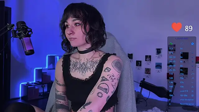 Snapshot of deadlysweet chatting on December 16, 11:18 pm deadlysweet online show from December 16, 11:18 pm