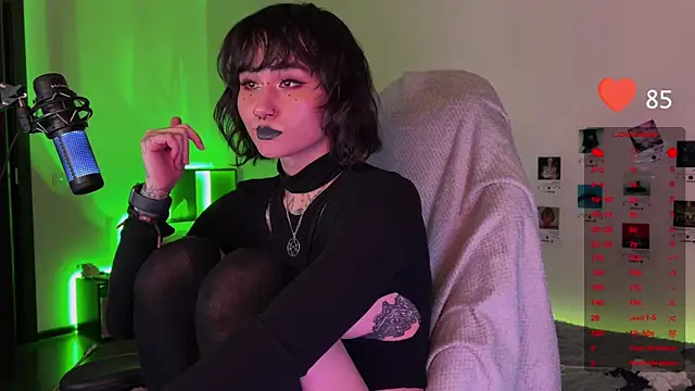 Snapshot of deadlysweet chatting on January 18, 1:41 am deadlysweet online show from January 18, 1:41 am