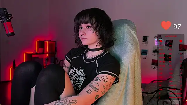 Snapshot of deadlysweet chatting on February 24, 12:09 am deadlysweet online show from February 24, 12:09 am