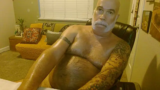 Snapshot of musclebearnips chatting on October 28, 1:20 am musclebearnips online show from October 28, 1:20 am