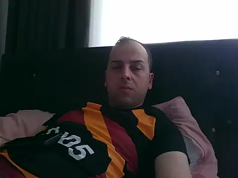 Snapshot of Yldrmm_9553 chatting on May 18, 11:27 am Yldrmm 9553 online show from May 18, 11:27 am