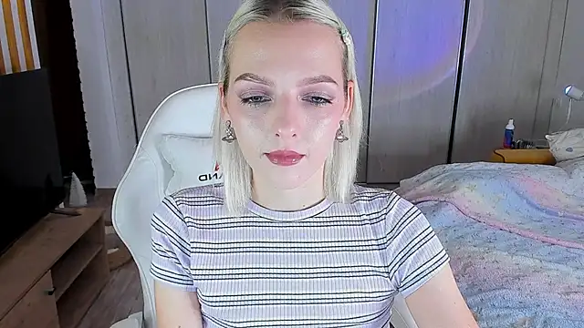 Snapshot of ice_pixie chatting on December 21, 4:03 pm ice pixie online show from December 21, 4:03 pm