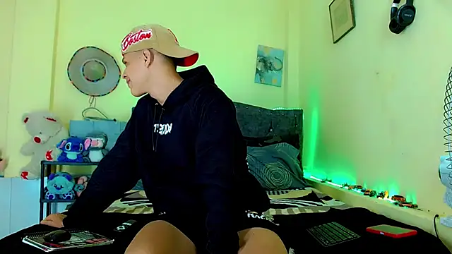 Liamscott  online show from April 9, 7:52 pm