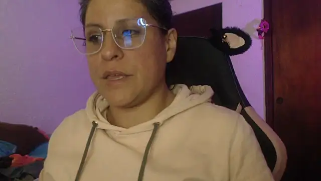 Snapshot of LucifernandaSw chatting on February 12, 4:40 am LucifernandaSw online show from February 12, 4:40 am