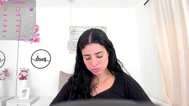 Snapshot of emma_castilloo chatting on December 11, 1:47 am emma castilloo online show from December 11, 1:47 am