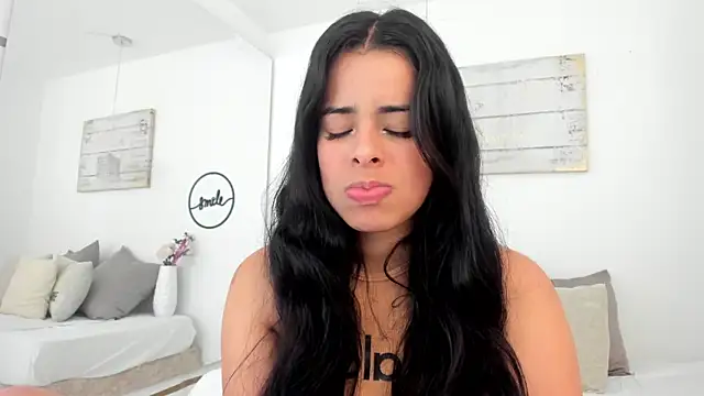 Snapshot of emma_castilloo chatting on March 5, 1:28 pm emma castilloo online show from March 5, 1:28 pm