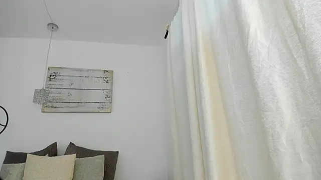 Snapshot of emma_castilloo chatting on March 6, 10:15 pm emma castilloo online show from March 6, 10:15 pm