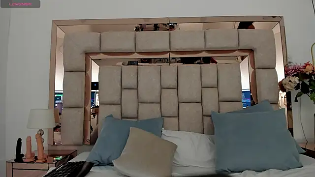 Snapshot of emma_castilloo chatting on November 3, 10:05 am emma castilloo online show from November 3, 10:05 am