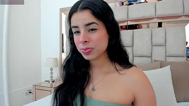 Snapshot of emma_castilloo chatting on November 17, 9:53 pm emma castilloo online show from November 17, 9:53 pm