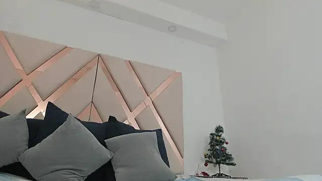 Snapshot of emma_castilloo chatting on December 15, 11:09 pm emma castilloo online show from December 15, 11:09 pm