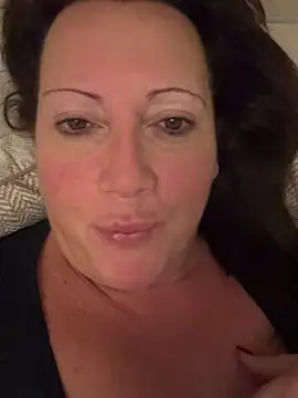 Snapshot of xsexycurvymilf chatting on December 11, 6:36 am xsexycurvymilf online show from December 11, 6:36 am