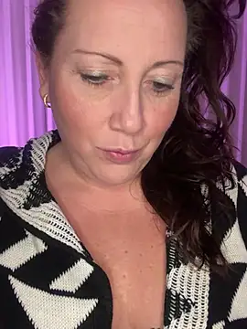 Snapshot of xsexycurvymilf chatting on January 15, 1:31 pm xsexycurvymilf online show from January 15, 1:31 pm