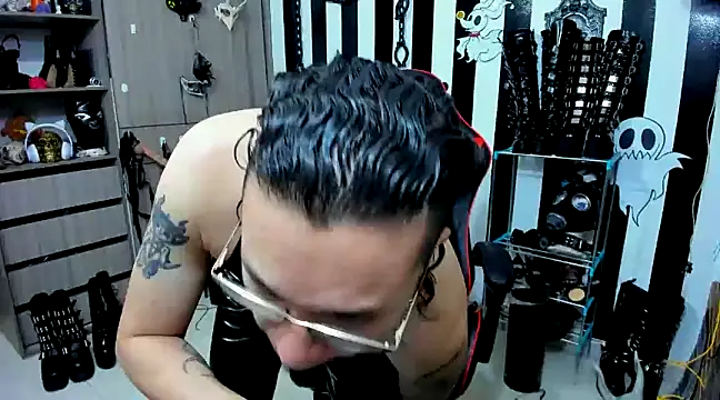 Snapshot of daven56 chatting on December 23, 2:39 pm daven56 online show from December 23, 2:39 pm