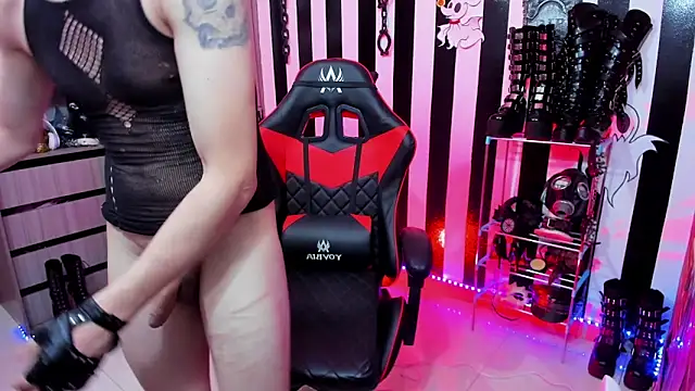 Snapshot of daven56 chatting on February 17, 1:32 pm daven56 online show from February 17, 1:32 pm