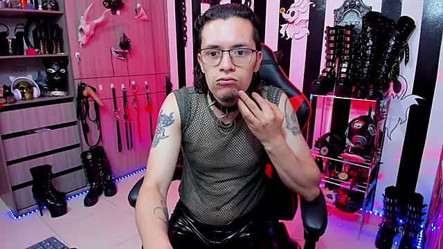 Snapshot of daven56 chatting on February 18, 1:33 pm daven56 online show from February 18, 1:33 pm