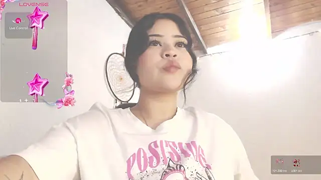 Snapshot of Amara18_ chatting on May 29, 1:14 am Amara18 online show from May 29, 1:14 am