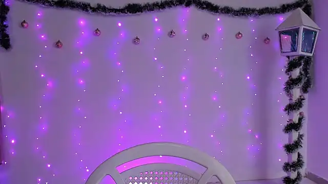 Snapshot of cute_roxana_ chatting on December 28, 10:23 pm cute roxana  online show from December 28, 10:23 pm