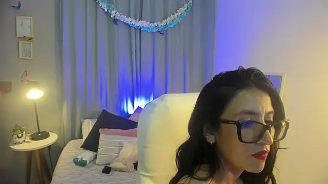 kira moon   online show from April 8, 9:04 pm