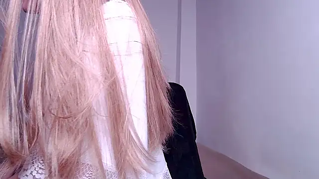 caarlywhitee online show from April 19, 12:11 am