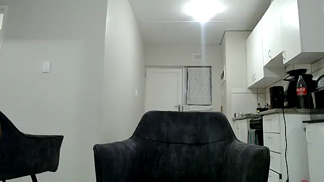 officialkhakes za online show from January 5, 6:35 pm