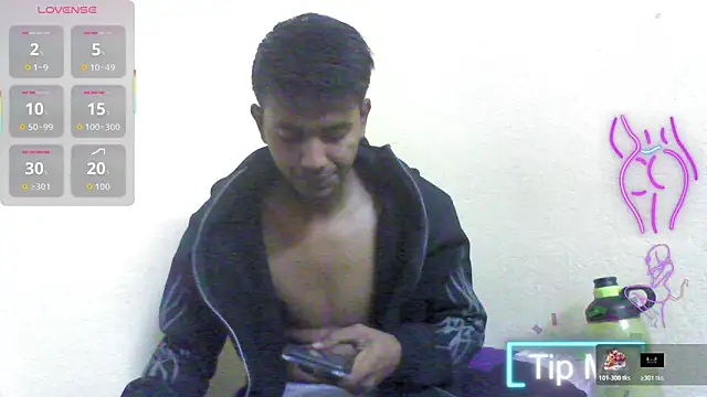 Snapshot of just_fucks chatting on December 17, 7:20 pm just fucks online show from December 17, 7:20 pm