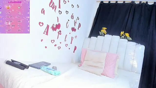 Snapshot of RoxannaBlanche chatting on April 30, 11:05 am RoxannaBlanche online show from April 30, 11:05 am