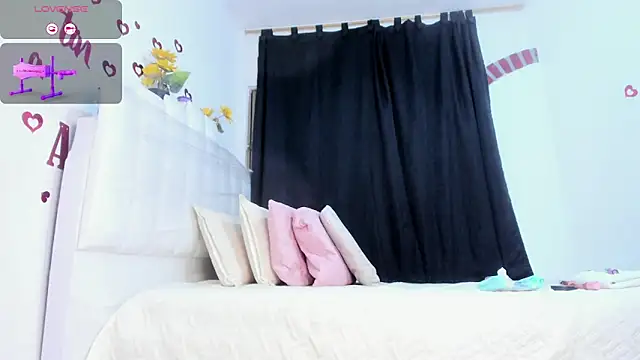 Snapshot of RoxannaBlanche chatting on June 22, 11:07 am RoxannaBlanche online show from June 22, 11:07 am