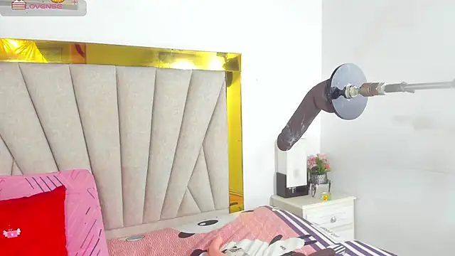 angel dthroatt online show from December 11, 3:05 pm