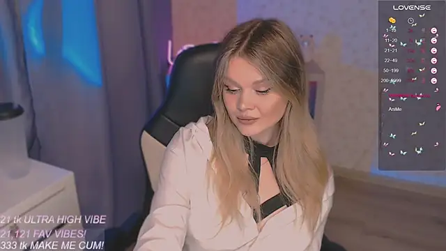 Snapshot of VeronaAura chatting on October 2, 8:49 pm VeronaAura online show from October 2, 8:49 pm