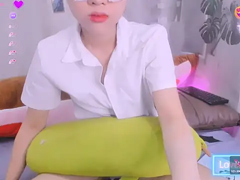 Snapshot of Ly__ chatting on June 9, 2:45 am Ly online show from June 9, 2:45 am