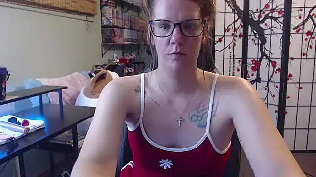 Snapshot of Sarahtineke chatting on July 1, 8:08 pm Sarahtineke online show from July 1, 8:08 pm