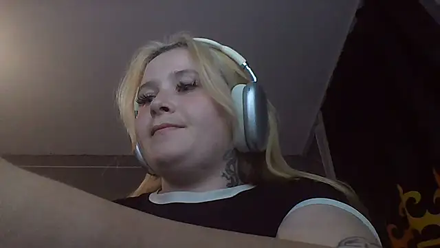 Snapshot of Light_Luna chatting on July 15, 4:34 pm Light Luna online show from July 15, 4:34 pm