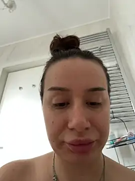 deliaroyal online show from March 27, 1:33 pm