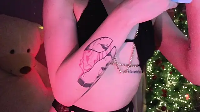 Snapshot of SandraBoyl chatting on December 20, 2:40 am SandraBoyl online show from December 20, 2:40 am