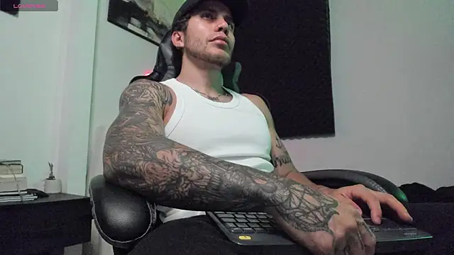 Snapshot of LucianSinclair chatting on February 25, 3:16 am LucianSinclair online show from February 25, 3:16 am