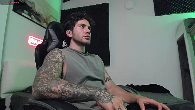 Snapshot of LucianSinclair chatting on February 26, 2:21 am LucianSinclair online show from February 26, 2:21 am