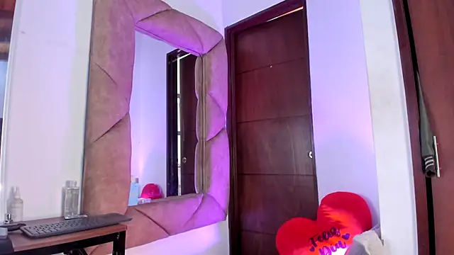 naatashamendozaa online show from September 25, 4:00 pm