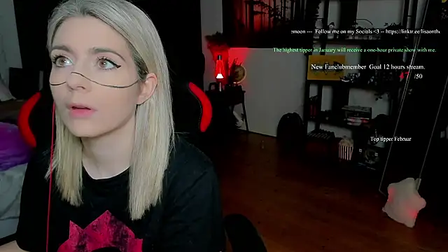 Snapshot of Lisaonthemoon chatting on February 2, 4:27 pm Lisaonthemoon online show from February 2, 4:27 pm