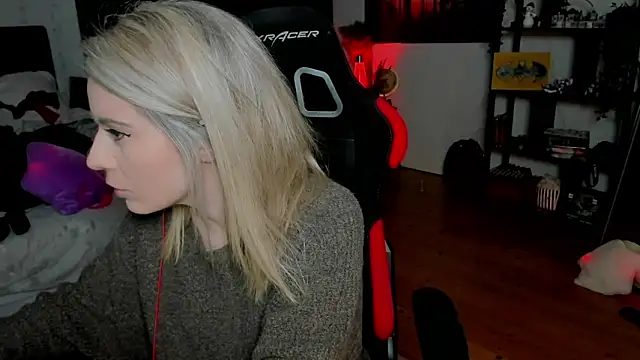 Snapshot of Lisaonthemoon chatting on February 3, 6:13 pm Lisaonthemoon online show from February 3, 6:13 pm