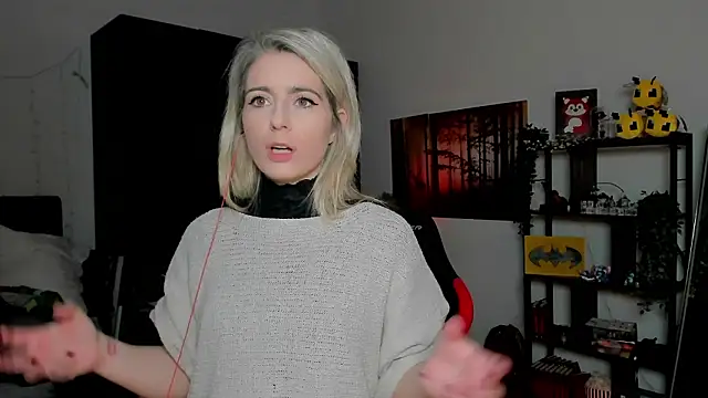 Snapshot of Lisaonthemoon chatting on February 10, 6:12 pm Lisaonthemoon online show from February 10, 6:12 pm