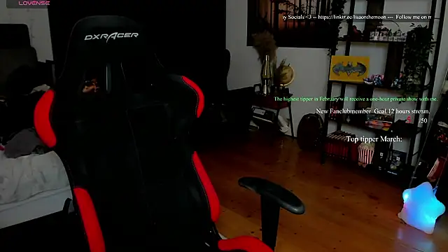 Snapshot of Lisaonthemoon chatting on March 2, 7:43 pm Lisaonthemoon online show from March 2, 7:43 pm