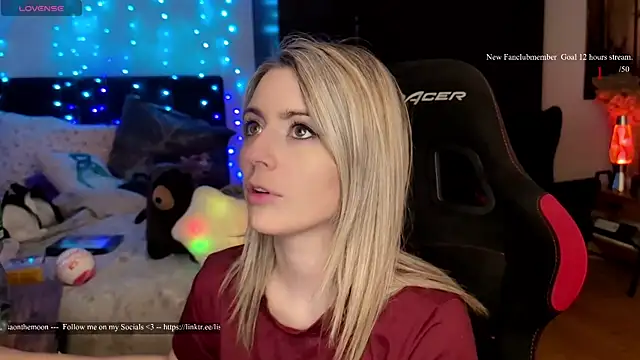 Lisaonthemoon online show from April 22, 5:14 pm