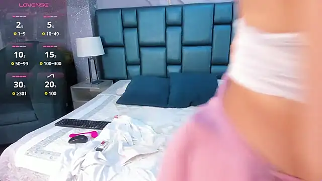 Snapshot of Nahomi_Wild chatting on December 6, 8:29 pm Nahomi Wild online show from December 6, 8:29 pm