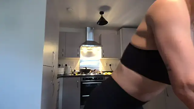 SweetMonicaUK online show from April 15, 8:32 am