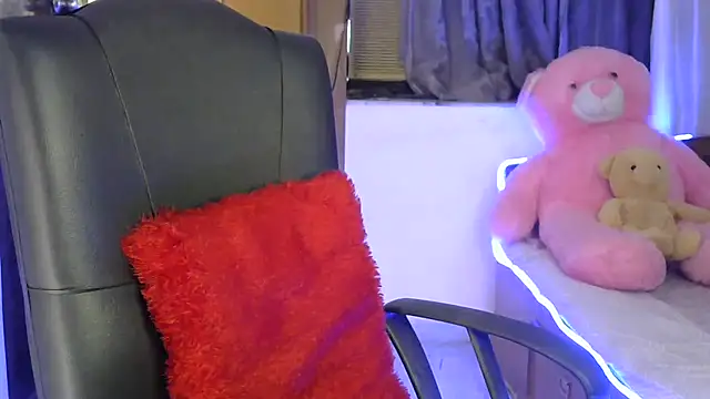 Black cat cutie online show from October 31, 6:03 am