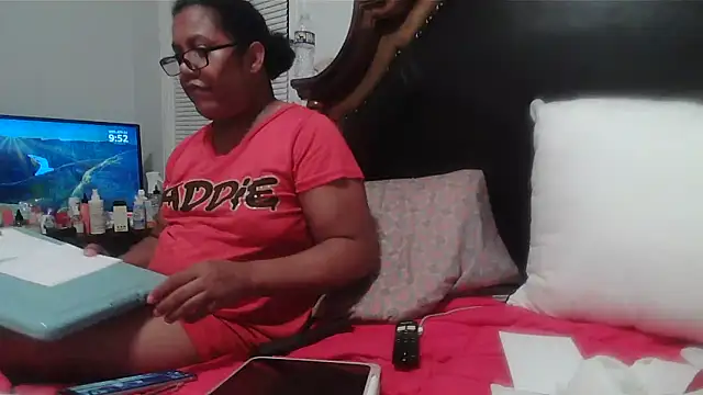 Snapshot of ebonyred chatting on April 23, 1:51 am ebonyred online show from April 23, 1:51 am