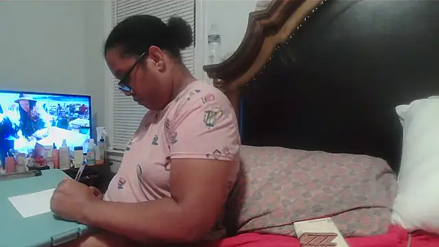 Snapshot of ebonyred chatting on April 24, 1:30 am ebonyred online show from April 24, 1:30 am